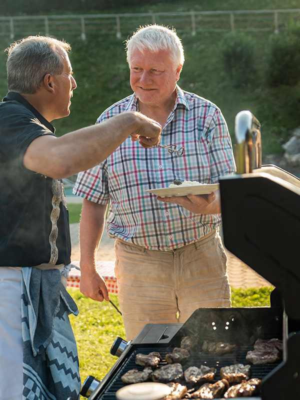 Das kleine Berghotel Lesachtal Michael grillt