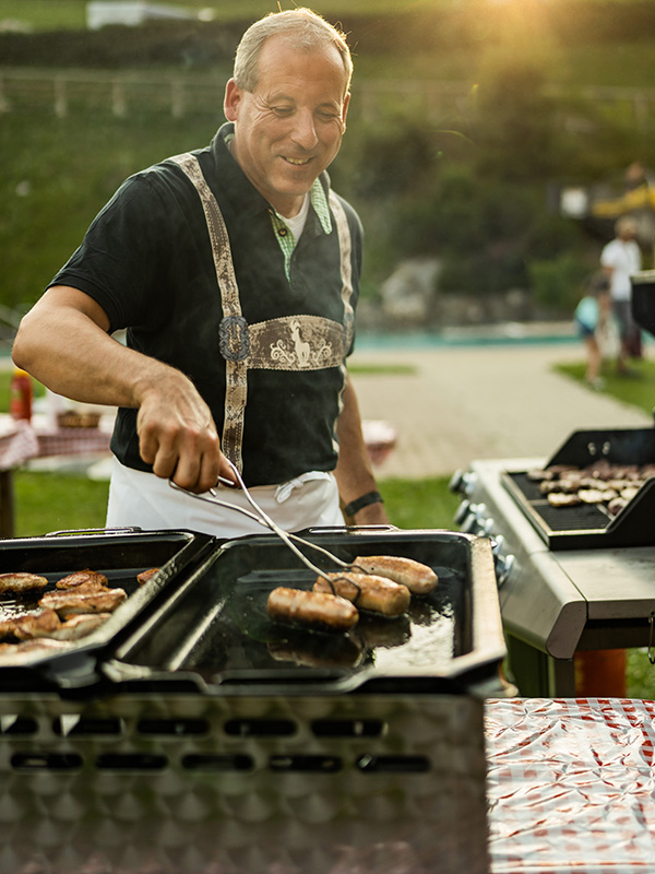 das_kleine_berghotel_lesachtal_grillabende_mit_den_gaesten_600x800px